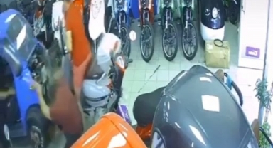 Viteste unutulan motosiklet, mağazayı birbirine kattı