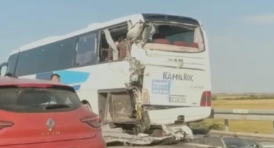 Yakıt tankeri otobüse çarptı