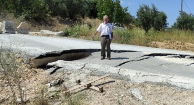 Yol fay hattı gibi yarıldı