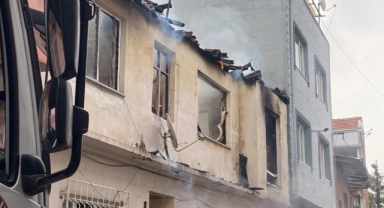 Alevler iki katlı evi küle çevirdi