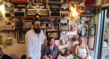 Bu kafeye gelenler 40 yıl geriye gidiyor