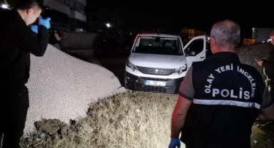Çaldıkları kargo aracının içini boşalttılar