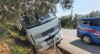 İki kamyon kafa kafaya çarpıştı: 2 yaralı