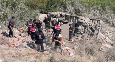 Kamyon 150 metre'lik şarampole yuvarlandı: 1 yaralı