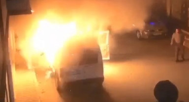 Kamyonet yandı; mahalle sakinleri panik yaşadı