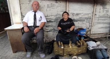 Kısacık boyuyla yarım asırdır ayakkabı boyuyor