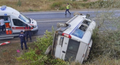 Kontrolden çıkan servis minibüsü devrildi: 7 yaralı