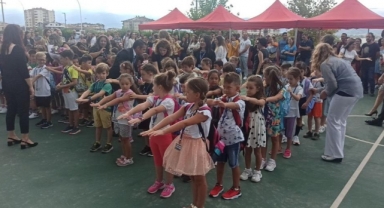 Mini mini birler okula dans ederek başladı