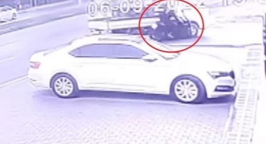 Motosiklet ile kamyonetin kazası kameralarda