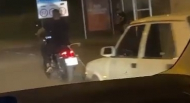 Motosiklet otomobil çekti