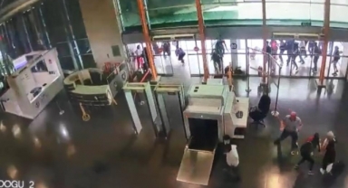 Otobüs terminalinin çatısının çökme anı kamerada