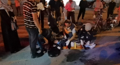 Otomobil bisiklete çarptı, 4 kişi yaralandı
