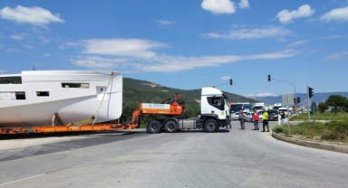 Sirena'da üretilen dev yat karayolu ile taşındı