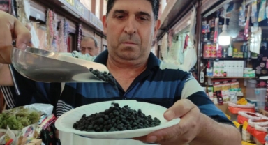 Siyah nohut yetiştirdi. yiyen bir daha alıyor