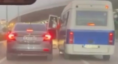 Sürücülerin araçlarıyla yol verme kavgası kameralarda