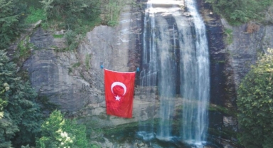 Suuçtu şelalesine dev Türk Bayrağı