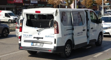 Tur minibüsü hasta nakil minibüsüne çarptı
