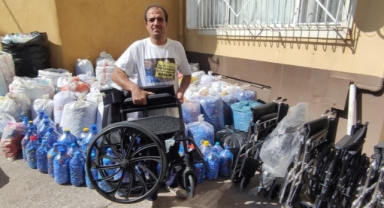 12 yıldır tatillerini kapak toplayarak geçiriyor