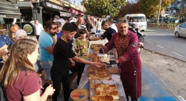 150 metre böreği üniversiteli öğrencilere ikram etti