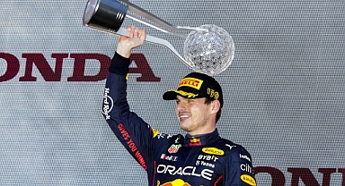 2 saat geç başlayan yarışta zafer Verstappen'in