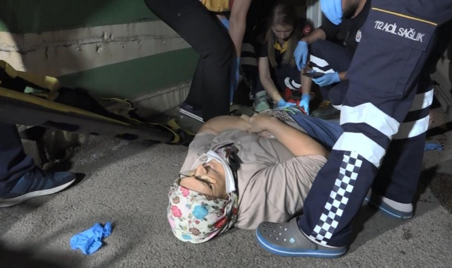 Ambulans yaşlı kadına çarptı ilk müdahale sağlıkçılardan geldi