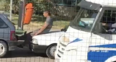 Arıza yapan aracı ayaklarıyla ittiler