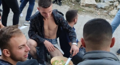 Arkadaşları damada yapmadığını bırakmadı