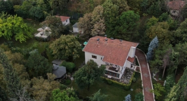 Belediye Başkanı konutunu yıkıp halka açıyor