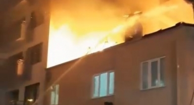 Binanın çatısı alev alev yandı