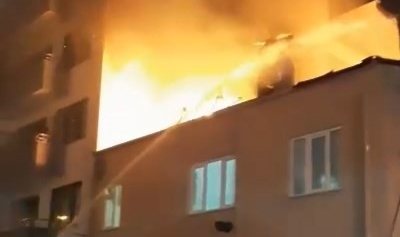 Binanın çatısı alev alev yandı
