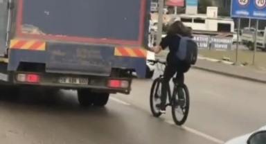 Bisikletli gençlerin tehlikeli yolculuğu kamerada