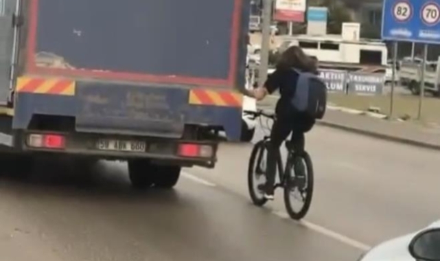 Bisikletli gençlerin tehlikeli yolculuğu kamerada