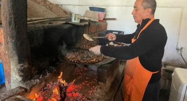 Bu pazarda her cuma onlarca kasap kavurma pişiriyor