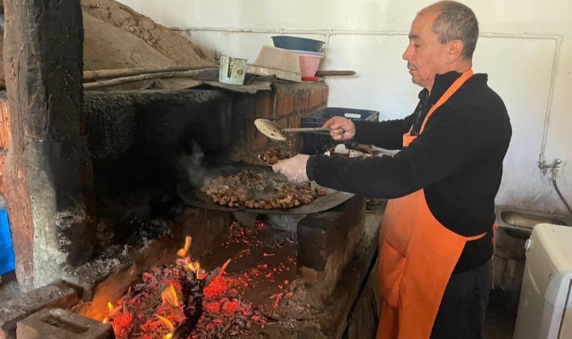 Bu pazarda her cuma onlarca kasap kavurma pişiriyor