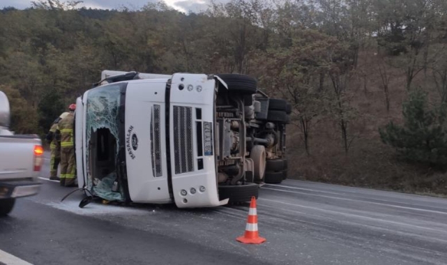 Bursa'da kamyon devrildi: 2 yaralı