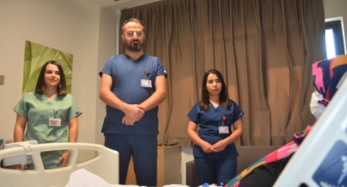 Diyaliz hastası kadın ikiz bebek doğurdu