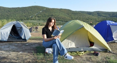 Doğa yürüyüşü yapıp kamp kurdular