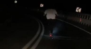 Elektrikli scooter ile tehlikeli yolculuk