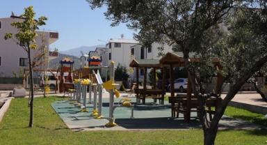 Gemlik'te yeni parklarda ahşap dönemi