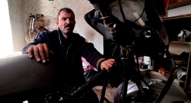 Gözleri görmüyor 20 yıldır motosiklet tamir ediyor