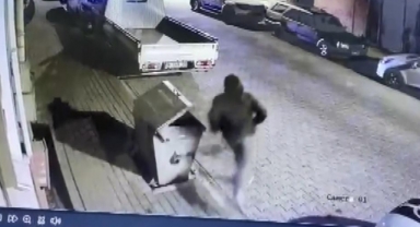 Hırsız motosiklet sahibine bıçak çekti