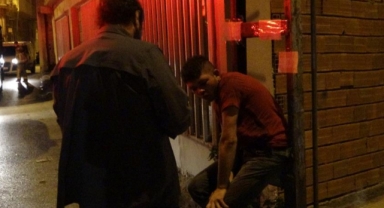 Hırsızı dövüp sonra direğe zincirlediler