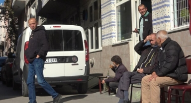 Kahvede çay içerken önlerine hırsızlık zanlısı atladı