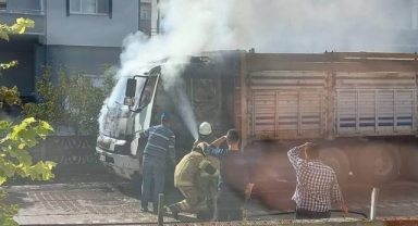 Kamyon alev alev yandı