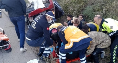 Kamyona çarpan otomobil kanala düştü: 1'i ağır 4 yaralı
