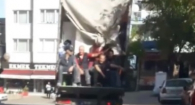 Kamyonet kasasında tehlikeli yolculuk