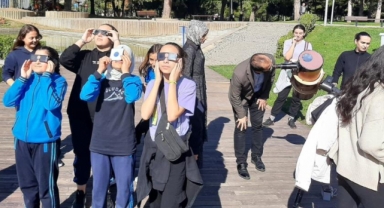 Kendi yaptığı teleskopla çocuklara güneş tutulmasını izletti