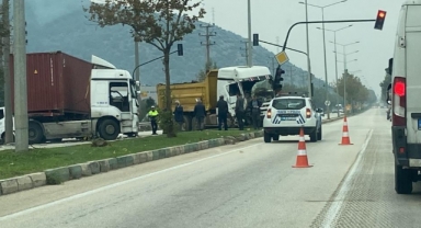 Kestel'de tır kamyona çarptı: 2 yaralı