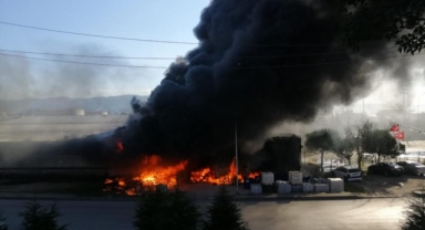 Kocaeli'de bir petrol firması alev alev yanıyor