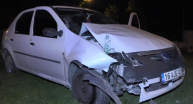 Kontrolden çıkan araç bariyerlere çarptı